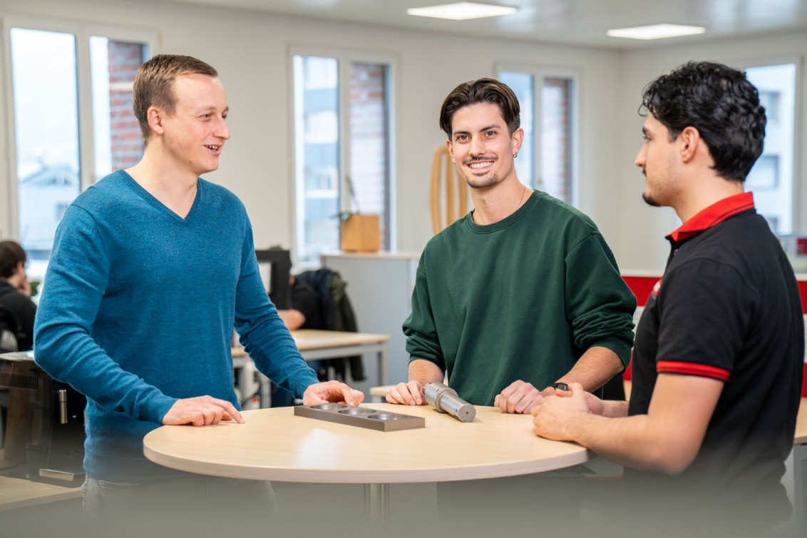 Entwicklungsmitarbeiter im Gespräch