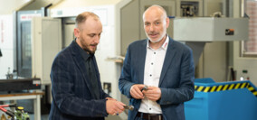 HEULE Mitarbeiter beraten Kunden vor Ort.
heule-kundengespräch