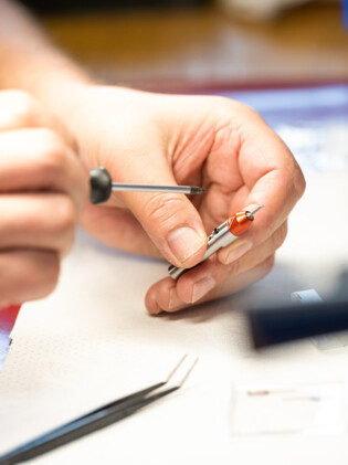 Ein HEULE Mitarbeiter beim Montieren eines Werkzeuges. heule-montage-entgratwerkzeuge