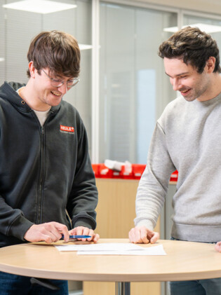 Entwickler in der Diskussion