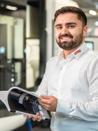 HEULE Mitarbeiter beraten Kunden vor Ort. HEULE Beratung