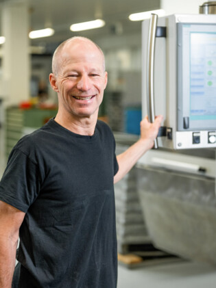 Ein HEULE Mitarbeiter bei seiner Arbeit in der Produktion.  heule-produktion-entgratwerkzeuge