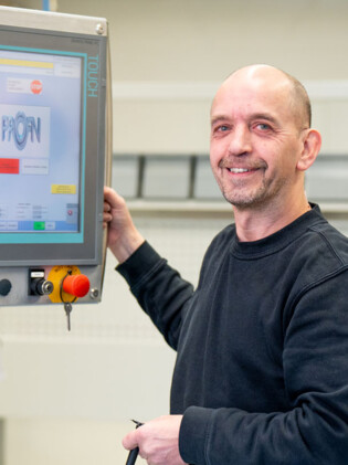 Ein HEULE Mitarbeiter bei seiner Arbeit in der Produktion. heule-produktion-entgratwerkzeuge