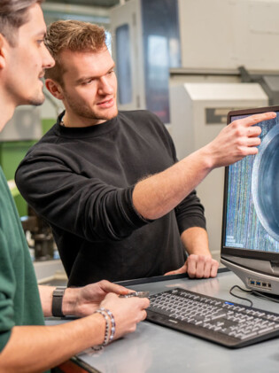 HEULE führt für die Kunden Versuche mit Entgratwerkzeugen durch. heule-versuchsmaschine-entgratwerkzeuge