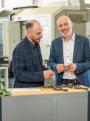 HEULE Mitarbeiter beraten Kunden vor Ort. heule-kundenbesuch