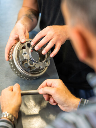 HEULE führt für die Kunden Versuche mit den Entgratwerkzeugen durch. heule-versuchszentrum