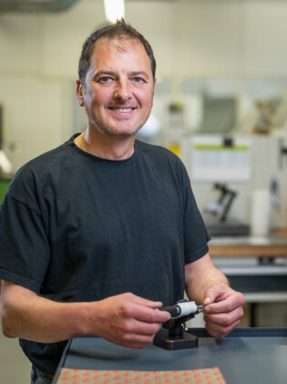 HEULE Mitarbeiter während der Produktion der Entgratwerkzeuge.  heule-produktion-entgratwerkzeuge