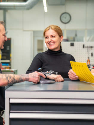 Mitarbeiter im Gespr&auml;ch