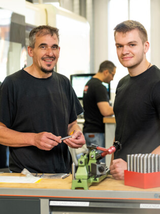 Zwei HEULE Mitarbeiter bei ihrer Arbeit in der Produktion.  heule-produktion-entgratwerkzeuge