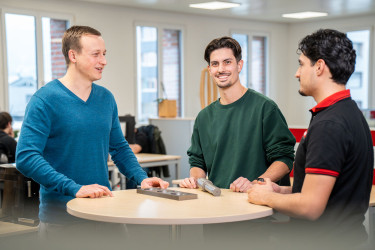 Entwicklungsmitarbeiter im Gespr&auml;ch