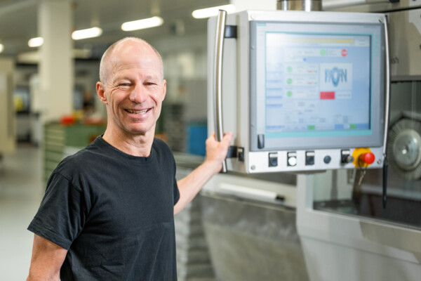 Ein HEULE Mitarbeiter bei seiner Arbeit in der Produktion.  heule-produktion-entgratwerkzeuge