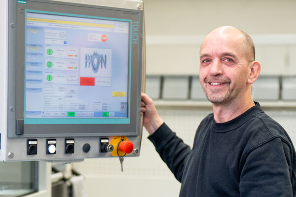 Ein HEULE Mitarbeiter bei seiner Arbeit in der Produktion. heule-produktion-entgratwerkzeuge