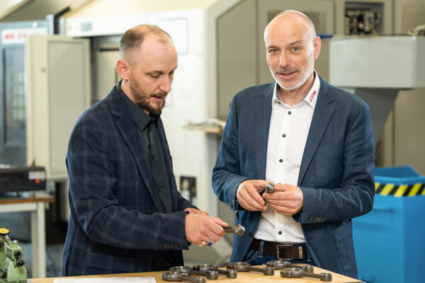 HEULE Mitarbeiter beraten Kunden vor Ort.
heule-kundengespräch