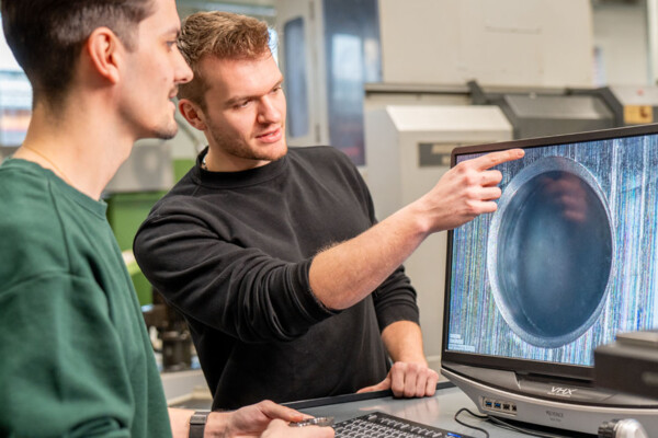 HEULE führt für die Kunden Versuche mit Entgratwerkzeugen durch. heule-versuchsmaschine-entgratwerkzeuge